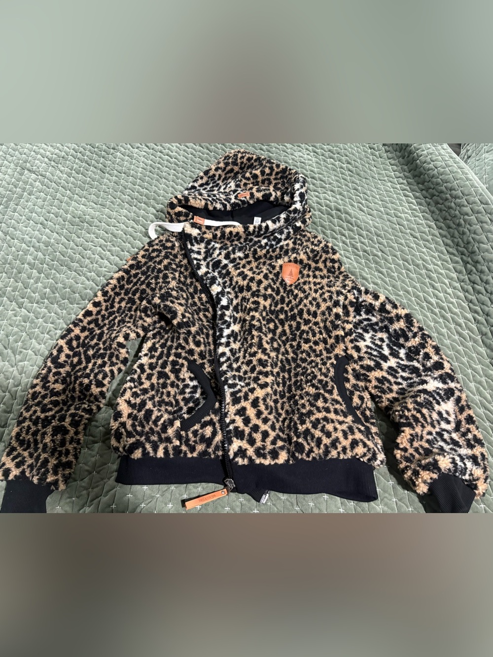 NWOT, Wanakome leopard print Sherpa asymmetrical zip up hoodie jacket sz small